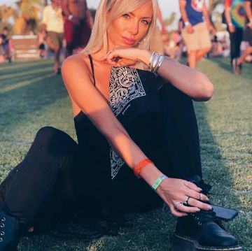 Les bottes Doc Martens noires compensées portées par Stéphanie Clairbois sur le compte Instagram de @speana20 