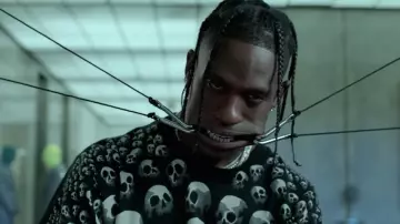 El suéter de calavera Liquid Blue usado por Travis Scott en su video musical HIGHEST IN THE ROOM