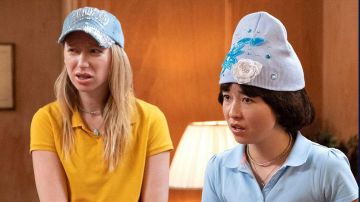 Colorido mono usado por Maya Ishii-Peters (Maya Erskine) en PEN15 (S01E05)