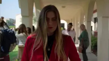 Sandro Rouge Billy Double-Breasted Swiss Dot-Effet Blazer porté par McAfee Westbrook (Laura Dreyfuss) dans Le politique Saison 1 Épisode 7