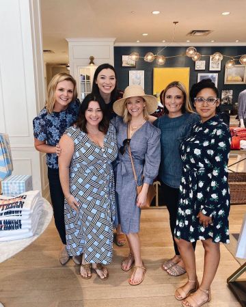 James Draper Brodé Point de Chambray Robe Wrap porté par Reese Witherspoon Draperj Ames Magasin de Nashville, le 4 octobre 2019