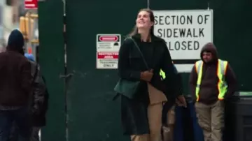 INC International Concepts Suede O-Ring Trench porté par McAfee Westbrook (Laura Dreyfuss) dans Le politique Saison 1 Épisode 8