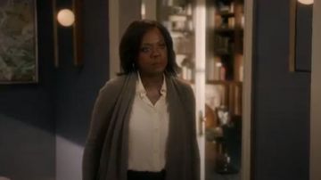 Burberry anneau percé de soie surdimensionné shirt porté par Annalise Keating (Viola Davis) dans la Façon de s'en tirer avec Assassiner Saison 6 Épisode 2