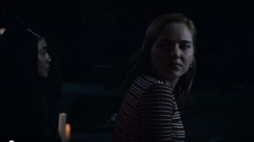 Topshop negro blanco y rojo rayado crop top usado por Violet Simmons (Haley Ramm) en Light as a Feather Temporada 02 Episodio 09