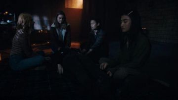 Chaqueta de camisa recortada verde de Topshop usada por Alex Portnoy (Brianne Tju) en Light as a Feather Temporada 02 Episodio 09