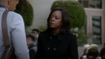 Dolce & Gabbana Noire à double boutonnage manteau porté par Annalise Keating (Viola Davis) dans la Façon de s'en tirer avec Assassiner Saison 6 Épisode 2