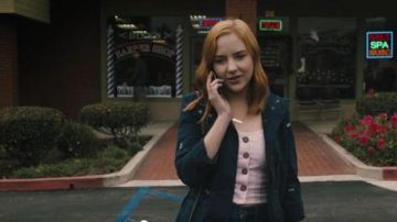 Chaqueta bordada floral azul marino Madewell usada por Violet Simmons (Haley Ramm) en Light as a Feather Temporada 02 Episodio 09