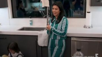 Adidas Originals x Ji Won Choi split front track pants en verde usado por Kourtney Kardashian en Keeping Up with the Kardashians Temporada 17 Episodio 4