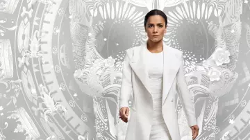 La longue veste blanche de Teresa Mendoza (Alice Braga) sur une photo promotionnel de Reine du Sud