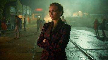 Chaqueta blazer impresa de Villanelle (Jodie Comer) en la serie Killing Eve Temporada 1 Episodio 3 