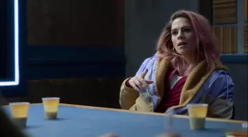 La veste multicolore portée par Stacey Doyle (Hayley Atwell) dans la série Criminal: Royaume Uni Saison 1 Episode 2