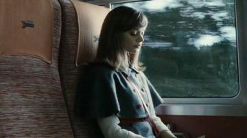 Le manteau de Victoria Winters / Josette DuPres (Bella Heathcote) dans Dark Shadows