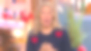 Le pull bleu à motif coeurs rouges de Agathe Lecaron dans La maison des maternelles