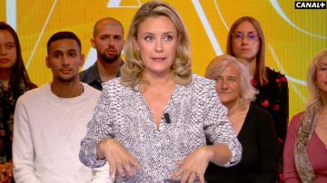 Camisa de cuello en V estampada de serpiente de Isabelle Moreau Le Temps des Cerises en L'Info du vrai el 07 de octubre de 2019