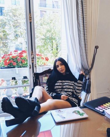 Le Sweat à capuche noir rayé Balmain porté par Sananas sur le compte Instagram de @sananas2106