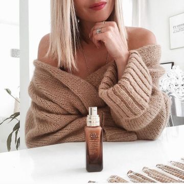 El Cardigan en malla oversize marrón claro usado por Jaynee en la cuenta de Instagram de @jaynee.me