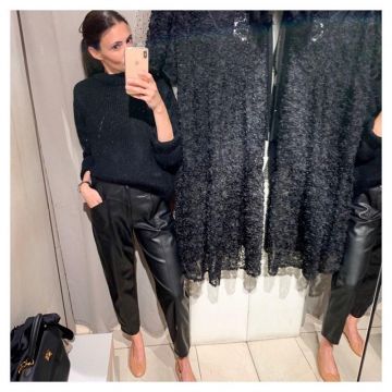 El suéter oversize negro usado por Christelle en la cuenta de Instagram de @thebrunein