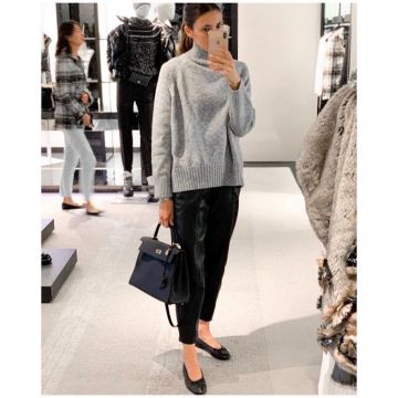 Le Pull à col semi-montant gris porté par Christelle sur le compte Instagram de @thebrunein