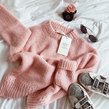 El suéter rosa Chuck de Charlene en la cuenta de Instagram de @_mademoiselle_charliie_