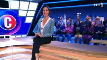 El chaleco azul y blanco de Alessandra Sublet en C'est Canteloup el 7 de octubre de 2019