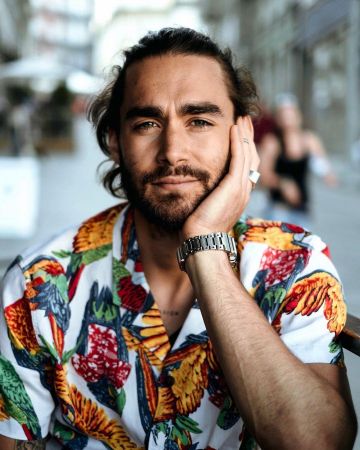 Levi's Allover White Parrot Print Camp Shirt usado por Nicolas Simoes en la cuenta de Instagram @nicolassimoes