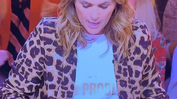 Le t-shirt "no boyfriend no problem" de Valérie Bénaïm dans TPMP People