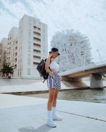 Zapatillas Nike Air Force blancas usadas por Romy en la cuenta de Instagram de @romy en Montpellier Place De L'europe 29 septiembre 2019