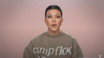 Kanye West & Kid Cudi Camp Flog Gnaw Merch usado por Kourtney Kardashian en Keeping Up with the Kardashians Temporada 17 Episodio 4