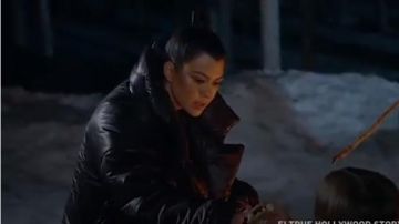 Norma Kamali Black Long Narrow Sleeping Bag Coat usado por Kourtney Kardashian en Keeping Up with the Kardashians Temporada 17 Episodio 4