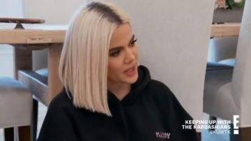 Playboy x Missguided Black Oversized Girls Print Hoodie usada por Khloé Kardashian en Keeping Up with the Kardashians Temporada 17 Episodio 4