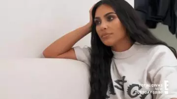 Kanye West Blanc, Confiance en Dieu Tee porté byKim Kardashian en accord avec les Kardashians Saison 17 Épisode 4