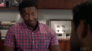 J Crew Stretch camisa de lavado secreta en gingham de algodón orgánico usada por Miles Finer (Brandon Micheal Hall) en God Friended Me Temporada 2 Episodio 2