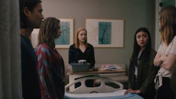 Topshop green cropped shirt jacket worn by Alex Portnoy (Brianne Tju) in Light as a Feather Season 02 Episode 11