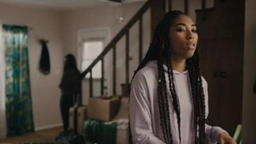 Urban Outfitters Violet recadrée hoodie, portés par la Péri Boudreaux (Adriyan Rae) en Léger comme une Plume, Saison 02 Épisode 11