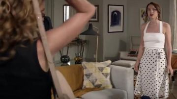  Et autres Histoires de la Ceinture à pois, jupe mi-longue porté par Cara Bloom (Violet Beane) en Dieu demande d'ami Me Saison 2 Episode 2