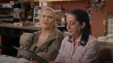 Sanctuary Lenox Camouflage Midi Cardigan usado por Tammy (Kristen Johnston) en Mom Temporada 7 Episodio 2