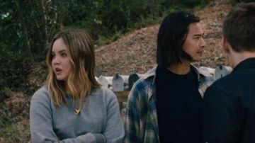 Rag & Bone Meilleurs Sweat Gris porté par McKenna Brady (Liana Liberato) en Léger comme une Plume, Saison 02, Épisode 12