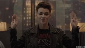 Mango Noir Ramones Tee porté par Batwoman (Ruby Rose) dans la Batwoman Saison 1 Épisode 1