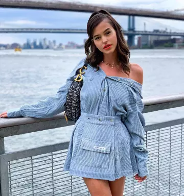 La Jupe Plissée en Velours bleu portée par Lea Elui Ginet sur le compte Instagram de @leaelui à New York le 10 Septembre 2019