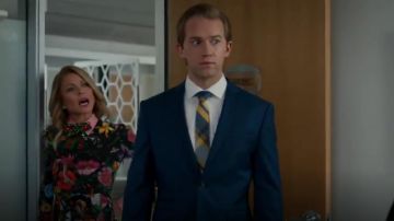 Gucci Plissé Imprimé Crêpe De Chine De Soie Robe portée par Kelly Ripa dans American Housewife Saison 4 Épisode 2