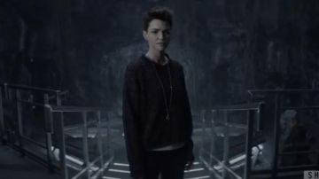 A. L. C. Bourgogne Morrison Chandail porté par Batwoman (Ruby Rose) dans la Batwoman Saison 1 Épisode 1