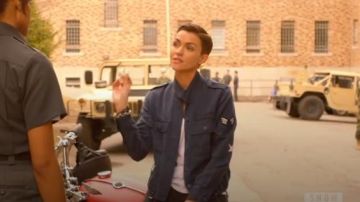 Rails Bleu Kato veste militaire porté par Batwoman (Ruby Rose) dans la Batwoman Saison 1 Épisode 1