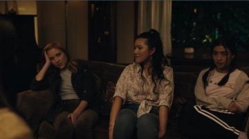 Madewell Grey short sleeve Tee worn by McKenna Brady (Liana Liberato) in Light as a Feather Season 02 Episode 13