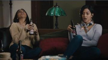 Madewell Purple wrap sweater top usado por April Portnoy (Alisa Allapach) en Light as a Feather Temporada 02 Episodio 13