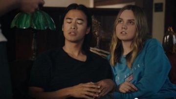 Suéter bordado de Los Ángeles usado por McKenna Brady (Liana Liberato) en Light as a Feather Temporada 02 Episodio 13
