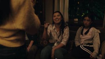 BDG Urban Outfitters Rose à manches courtes imprimé floral Tee porté par Alex Portnoy (Brianne Tju) en Léger comme une Plume, Saison 02 Episode 13