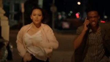 Madewell Blanc V Neck Pocket Tee blanc porté par Lucy Chen (Melissa O'Neil) dans La première Saison 2 Épisode 2