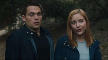 Chaqueta bordada floral Madewell Navy usada por Violet Simmons (Haley Ramm) en Light as a Feather Temporada 02 Episodio 13