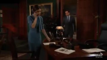 Badgley Mischka corbata cuello ajustado vestido midi usado por Victoria Newman (Amelia Heinle) en The Young and the Restless 7 de octubre de 2019