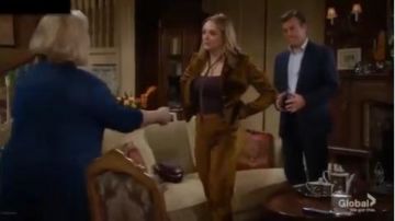 Rag & Bone Rei velvet blazer porté par Summer Newman (Chasseur Roi) chez Les Jeunes et les Agités 7 octobre 2019